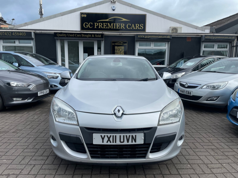 2011 Renault Megane 1.6 16v Dynamique Tomtom Coupe 3dr Petrol Manual Euro 5 (110 Ps) in Silver — image 1
