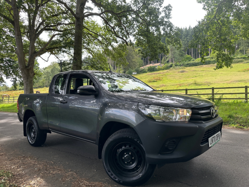 2020 Toyota Hilux 2.4 D-4d Active Extra Pickup Extended Cab 4dr Diesel Manual 4WD Euro 6 (s/s) (150 Ps) in Grey — image 1