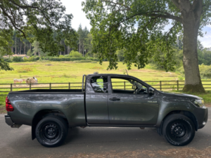2020 Toyota Hilux 2.4 D-4d Active Extra Pickup Extended Cab 4dr Diesel Manual 4WD Euro 6 (s/s) (150 Ps) in Grey — image 2