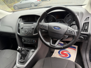 2015 Ford Focus 1.0t Ecoboost Zetec Hatchback 5dr Petrol Manual Euro 6 (s/s) (100 Ps) in Multicolour — image 4