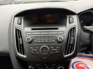 2015 Ford Focus 1.0t Ecoboost Zetec Hatchback 5dr Petrol Manual Euro 6 (s/s) (100 Ps) in Multicolour — image 5