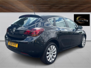 2011 Vauxhall Astra 1.6 16v Se Auto Euro 5 5dr in Black — image 2
