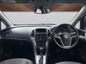 2011 Vauxhall Astra 1.6 16v Se Auto Euro 5 5dr in Black — image 3