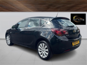 2011 Vauxhall Astra 1.6 16v Se Auto Euro 5 5dr in Black — image 5