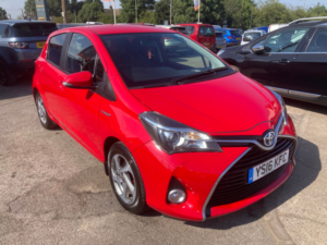 2016 Toyota Yaris 1.5 Vvt-H Icon Hatchback 5dr Petrol Hybrid E-CVT Euro 6 (101 Ps) in Red — image 3