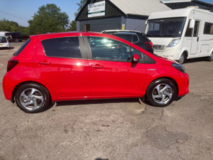 2016 Toyota Yaris 1.5 Vvt-H Icon Hatchback 5dr Petrol Hybrid E-CVT Euro 6 (101 Ps) in Red — image 5