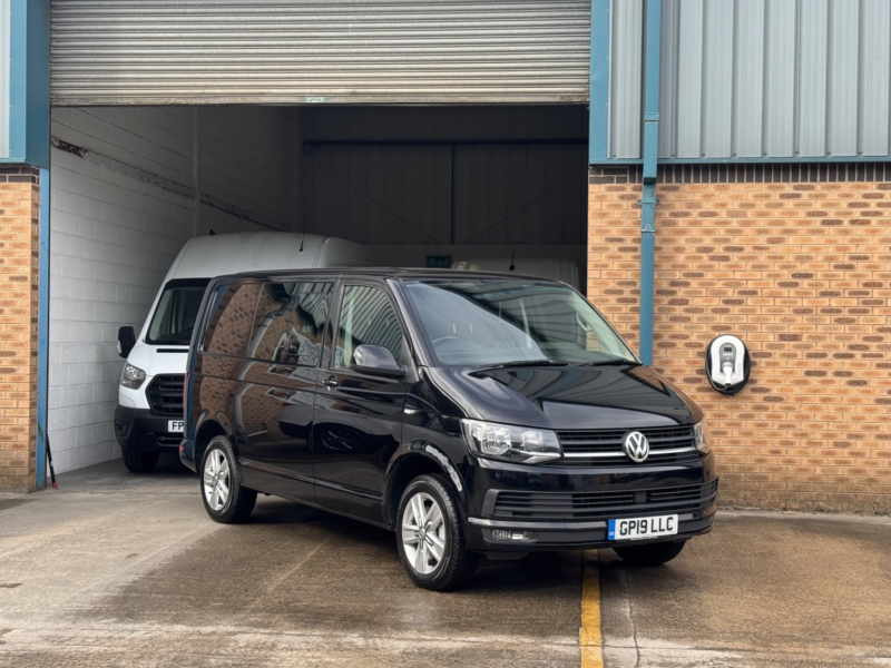 2019 Volkswagen Transporter 2.0 Tdi T32 Bluemotion Tech Highline Kombi DSG Fwd Swb Euro 6 (s/s) 5dr in Black — image 1