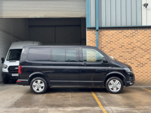 2019 Volkswagen Transporter 2.0 Tdi T32 Bluemotion Tech Highline Kombi DSG Fwd Swb Euro 6 (s/s) 5dr in Black — image 4
