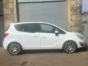 2011 Vauxhall Meriva 1.4 16v Exclusiv Limited Edition MPV 5dr Petrol Manual Euro 5 (100 Ps) in White — image 3