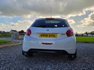 2014 Peugeot 208 1.4 Hdi Allure Hatchback 3dr Diesel Manual Euro 5 (70 Ps) in White — image 2