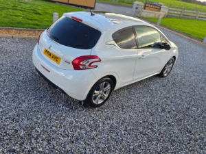 2014 Peugeot 208 1.4 Hdi Allure Hatchback 3dr Diesel Manual Euro 5 (70 Ps) in White — image 3
