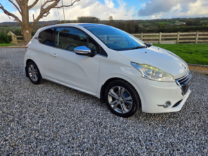 2014 Peugeot 208 1.4 Hdi Allure Hatchback 3dr Diesel Manual Euro 5 (70 Ps) in White — image 4