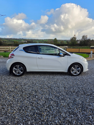2014 Peugeot 208 1.4 Hdi Allure Hatchback 3dr Diesel Manual Euro 5 (70 Ps) in White — image 5