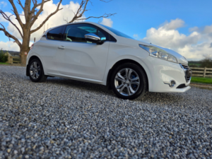 2014 Peugeot 208 1.4 Hdi Allure Hatchback 3dr Diesel Manual Euro 5 (70 Ps) in White — image 6
