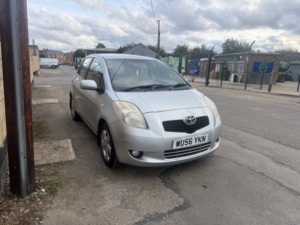 2006 Toyota Yaris 1.3 Vvt-I T Spirit Hatchback 5dr Petrol Manual (141 G/km, 85 Bhp) in Silver — image 2