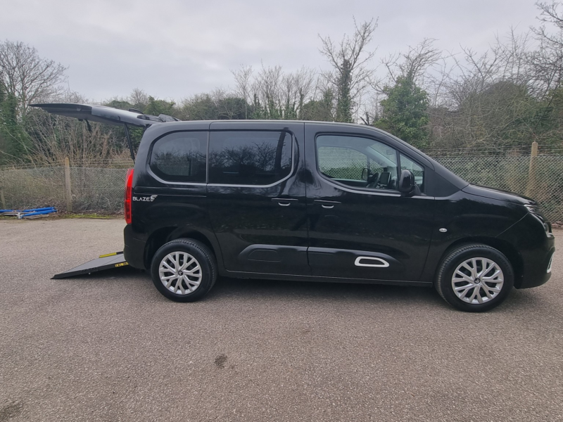 2022 Citroen Berlingo 1.2 Puretech Feel in Black — image 1