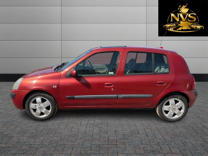2004 Renault Clio 1.4 16v Privilege in Red — image 4
