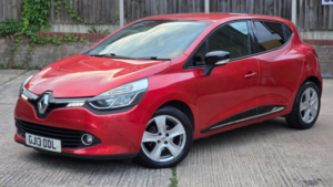 2013 Renault Clio 1.2 16v Dynamique Medianav Euro 5 5dr in Red — image 2