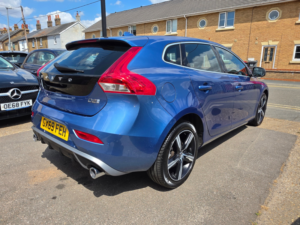 2019 Volvo V40 2.0 D2 R-Design Nav Plus Hatchback 5dr Diesel Manual Euro 6 (s/s) (120 Ps) in Blue — image 3