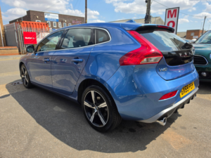 2019 Volvo V40 2.0 D2 R-Design Nav Plus Hatchback 5dr Diesel Manual Euro 6 (s/s) (120 Ps) in Blue — image 6