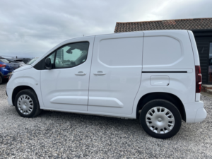 2023 Vauxhall Combo 1.5 Combo Pro 1.5d 100 M6 L1h1 2300 Panel Van in White — image 4