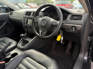 2011 Volkswagen Jetta 2.0 Tdi Sport Euro 5 4dr in Black — image 3