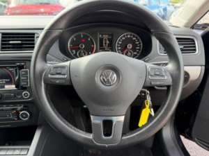 2011 Volkswagen Jetta 2.0 Tdi Sport Euro 5 4dr in Black — image 4