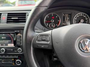 2011 Volkswagen Jetta 2.0 Tdi Sport Euro 5 4dr in Black — image 5