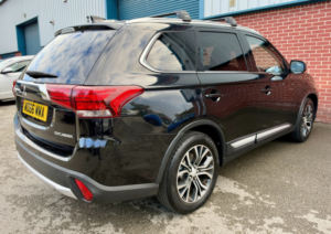 2017 Mitsubishi Outlander 2.2 Di-D 4 in Black — image 5