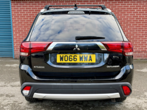 2017 Mitsubishi Outlander 2.2 Di-D 4 in Black — image 6