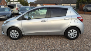 2017 Toyota Yaris 1.5 Vvt-H Excel E-CVT Euro 6 5dr in Silver — image 4