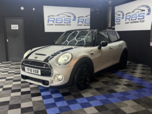 2016 MINI Hatch 2.0 5-Door Hatch Cooper S in Silver — image 5
