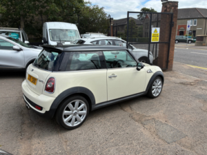2010 MINI Hatch 1.6 Cooper S Hatchback 3dr Petrol Steptronic Euro 5 (175 Ps) in White — image 3