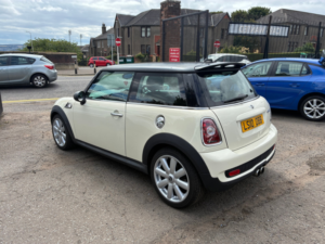 2010 MINI Hatch 1.6 Cooper S Hatchback 3dr Petrol Steptronic Euro 5 (175 Ps) in White — image 5