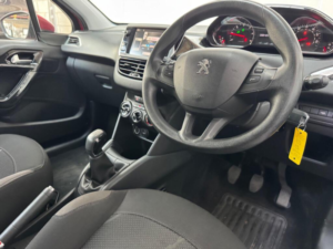 2013 Peugeot 208 1.4 Hdi Active Euro 5 5dr in Red — image 4