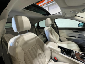 2017 Jaguar Xf 2.0d Portfolio Auto Euro 6 (s/s) 4dr in Blue — image 4