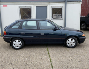 1993 Vauxhall Astra 2.0 in Blue — image 2