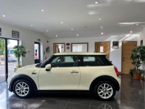 2018 MINI Hatch 1.5 Cooper Steptronic Euro 6 (s/s) 3dr in White — image 3