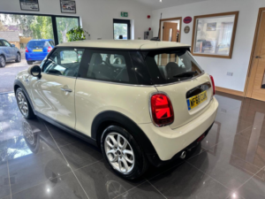 2018 MINI Hatch 1.5 Cooper Steptronic Euro 6 (s/s) 3dr in White — image 5