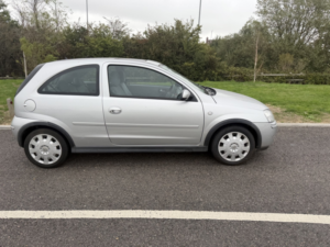 2005 Vauxhall Corsa 1.4 I 16v Design in Silver — image 2
