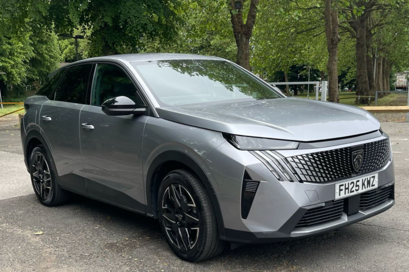 2025 Peugeot 3008 1.2 Allure SUV 5dr Petrol Hybrid E-Dsc6 Euro 6 (s/s) (136 Ps) in Grey — image 1