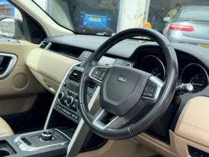 2016 Land Rover Discovery Sport Td4 Hse in Red — image 2