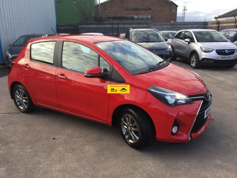 2014 Toyota Yaris 1.33 Dual Vvt-I Icon Hatchback 5dr Petrol Manual Euro 5 Euro 5 (99 Ps) in Red — image 1