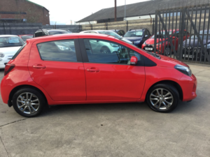 2014 Toyota Yaris 1.33 Dual Vvt-I Icon Hatchback 5dr Petrol Manual Euro 5 Euro 5 (99 Ps) in Red — image 2