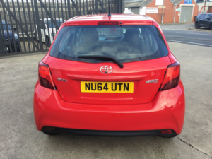 2014 Toyota Yaris 1.33 Dual Vvt-I Icon Hatchback 5dr Petrol Manual Euro 5 Euro 5 (99 Ps) in Red — image 4