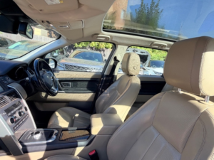 2015 Land Rover Discovery Sport Td4 Hse in Blue — image 2