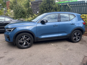 2023 Volvo Xc40 2.0 Plus Dark B4 (197 Hp) in Blue — image 4