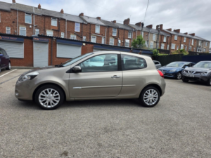 2010 Renault Clio 1.2 Dynamique in Beige — image 2