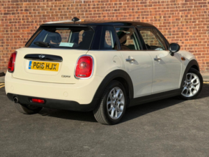 2016 MINI Hatch 1.5 Cooper Euro 6 (s/s) 5dr in White — image 5