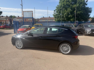 2018 Vauxhall Astra 1.4i Turbo Elite Nav Euro 6 5dr in Black — image 4